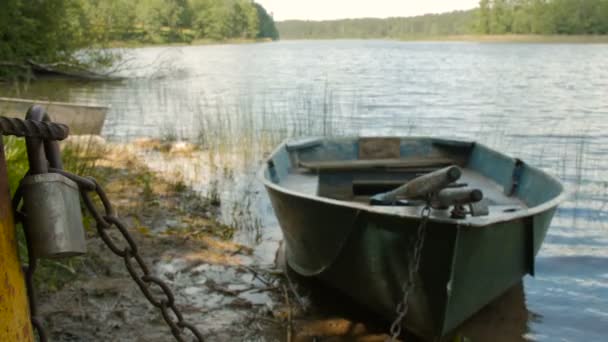 Vergrendelde boot aan het meer — Stockvideo