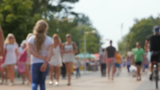 Crowd of tourists in the resort city — Stock Video