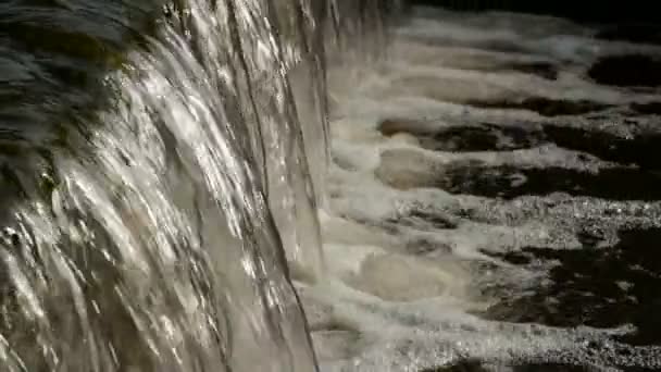 Gros plan sur l'écoulement de l'eau de la rivière . — Video
