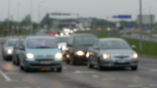 Vista desenfocada de los atascos de tráfico en Lituania, escena borrosa . — Vídeos de Stock