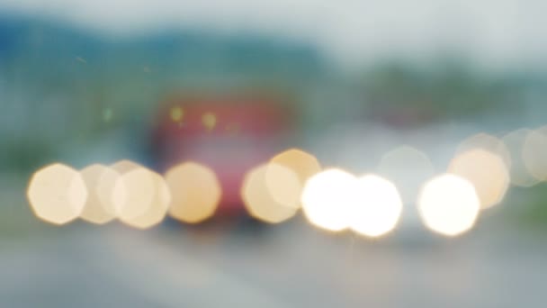 Blurry. unfocused clip of urban traffic. including cars. buses and other vehicles. — Stock Video