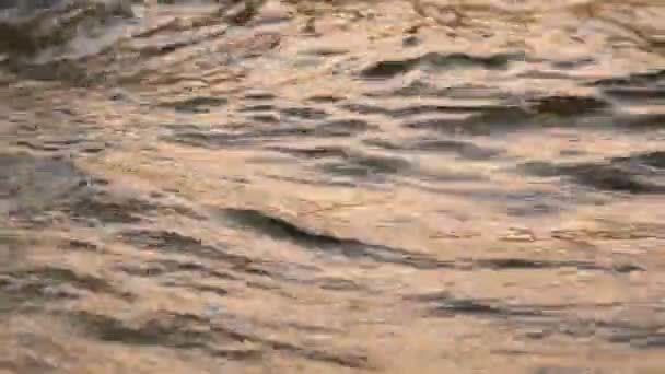 Incroyable texture de près de la nature de l'ondulation en cours d'exécution sur l'eau. Fond mouvant cinématographique avec effet méditatif et hypnotique . — Video