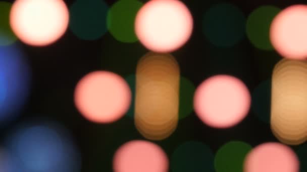 カラフルなレイのステージの背景に光のぼやけてフォーカス — ストック動画