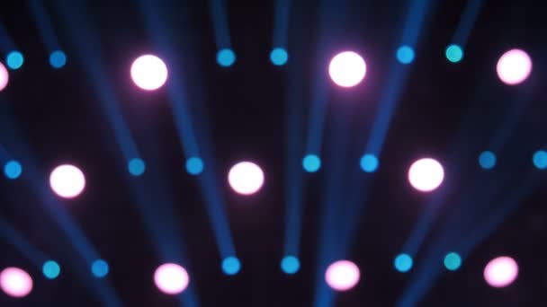 Foco desfocado de luz de raios coloridos no fundo do palco — Vídeo de Stock