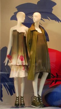 Milan, İtalya - 12 Şubat 2017: Via Monte Napoleone 'da üst düzey ürünlerin yer aldığı şık bir vitrin. Dikey video.