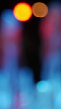 Soyut bulanık çeşme ışıkları sıcak ve serin tonlarda