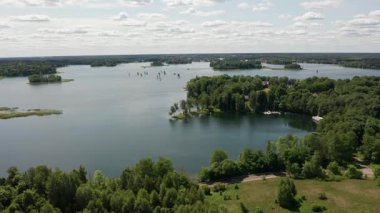 İnsansız hava aracı Galve Gölü yelken yarışı Trakai 'ye iniyor..