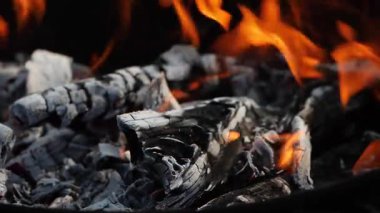 Yanan bir yangının yavaş çekim videosu.