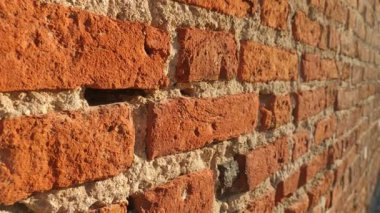 Kırsal tuğla işçiliği sıcak, topraksı tonlarla yakın çekim.