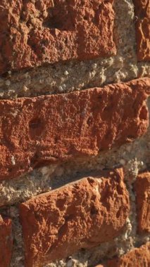 Ayrıntılı eski duvarcılık, güneş ışığı vurgusu. Dikey video.