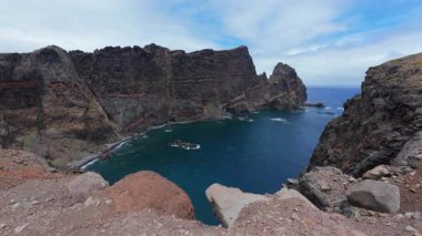 Madeira kıyısındaki derin mavi koyu çevreleyen dramatik uçurumlar