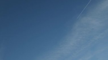 Yükseklerde ve açık mavi gökyüzünde bir uçak yolu.