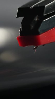 Kayıt cihazının iğnesi çalışıyor. Dikey video.