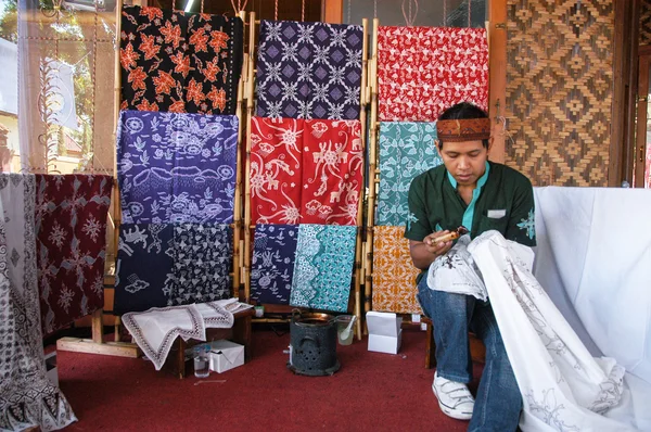 Batik boyama işlemi