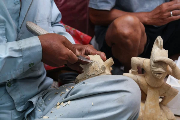 Kukla gösterisi heykeltraşlık