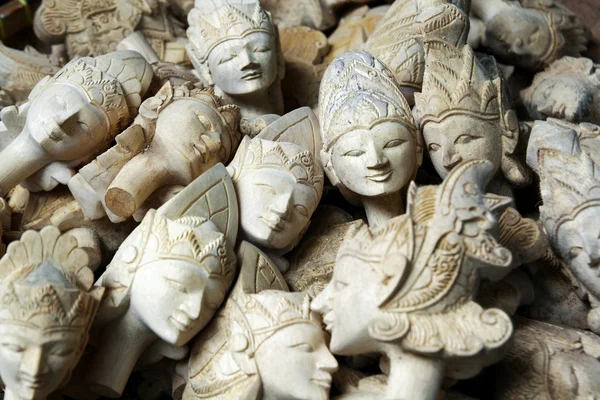 yüz kukla gösterisi