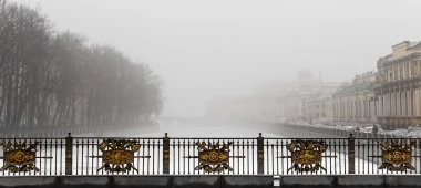 Sis sabahları Fontanka Nehri