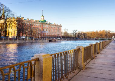 Mikhailovsky kale manzarası. Setin Fontank Nehri'nin