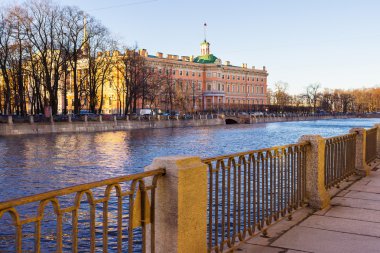Mikhailovsky kale manzarası. Setin Fontank Nehri'nin