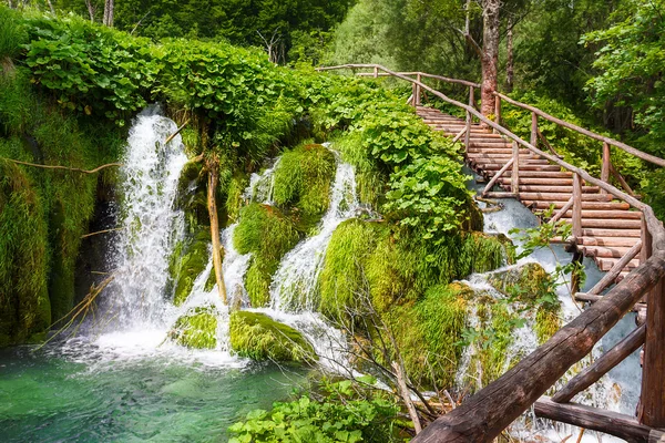 Fából készült gyalogút a Plitvicei tavak. Horvátország — Stock Fotó