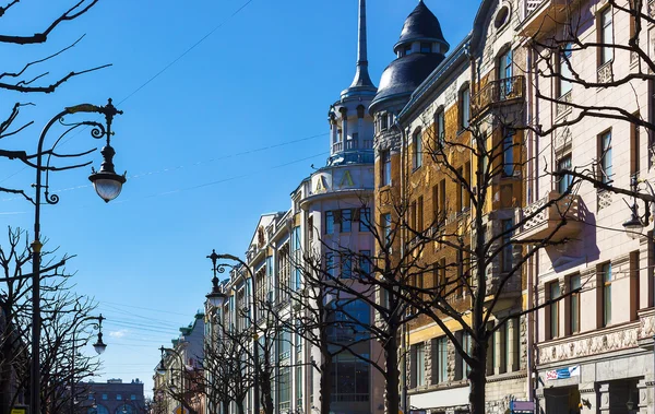 Bahar güneşli gün sokakta. Saint Petersburg 