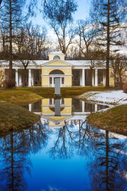Beyaz köşk ve park Pavlovsk bahar güneşli gölde. St. Petersburg. Rusya