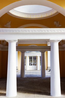 Beyaz köşk ve park Pavlovsk bahar güneşli gölde. St. Petersburg. Rusya