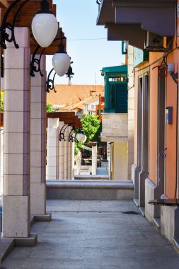 Dar eski sokakları ve yarda Sibenik şehir, Hırvatistan, ortaçağ bölgedeki