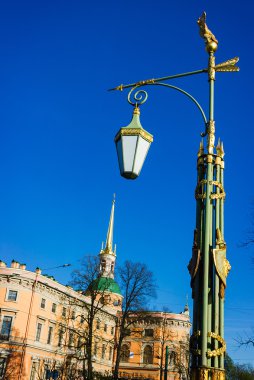 St-Petersburg tarihsel parçası o Mikhailovsky Castle civarındaki dekoratif fener. Rusya