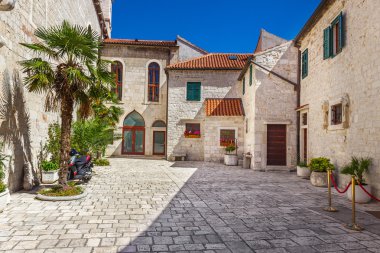 Dar eski sokakları ve yarda Sibenik şehir, Hırvatistan, ortaçağ bölgedeki