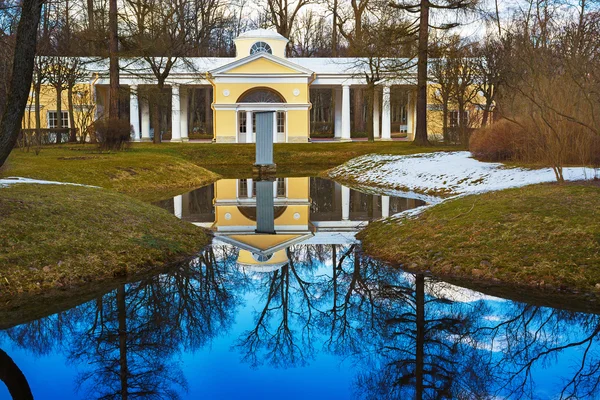 Beyaz köşk ve park Pavlovsk bahar güneşli gölde. St. Petersburg. Rusya