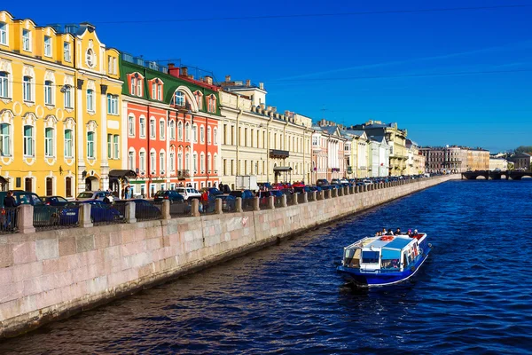 Saint Petersburg, Rusya 'daki Fontanka Nehri' nin seti.