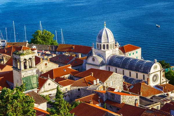 Akdeniz şehir Sibenik ve St James Katedrali Panoraması. Hırvatistan