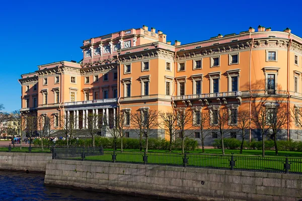 Mikhailovsky kale manzarası. Setin Moika Nehri'nin. 