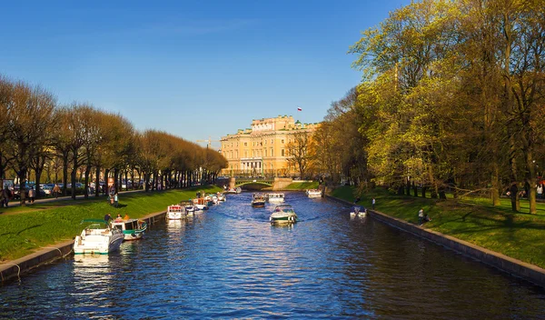 Mikhailovsky Kalesi ve nehrin Moika görünümünü. Saint Petersburg. Rusya.