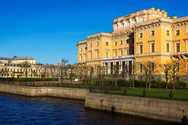 Mikhailovsky kale manzarası. Setin Moika Nehri'nin. 