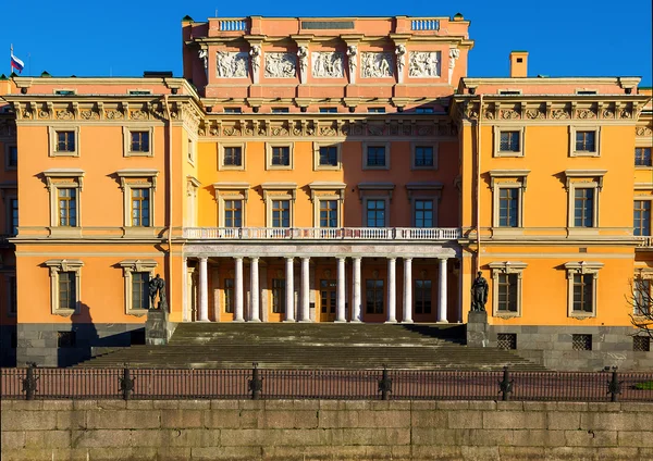 View of the Mikhailovsky Castle. Embankment of the river Moyka. — Stock Photo, Image