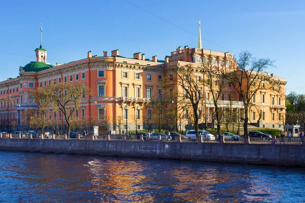 Mikhailovsky kale manzarası. Fontanka Nehri'nin dolgu