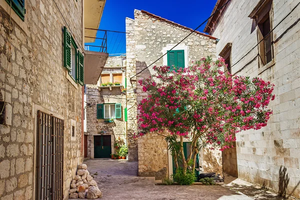 Dar eski sokakları ve yarda Sibenik şehir, Hırvatistan, ortaçağ bölgedeki
