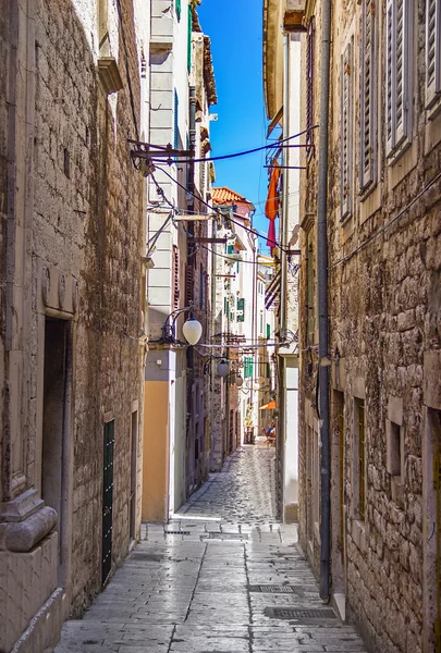 Dar eski sokakları ve yarda Sibenik şehir, Hırvatistan, ortaçağ bölgedeki