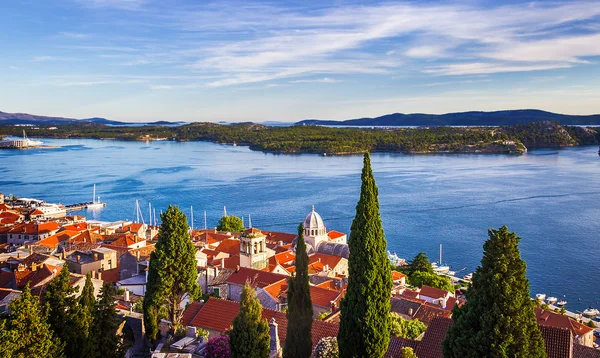 St Michaels Fortress üzerinden Sibenik şehir panoraması. — Stok fotoğraf