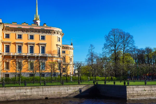 Mikhailovsky kale manzarası. Setin Moika Nehri'nin. 