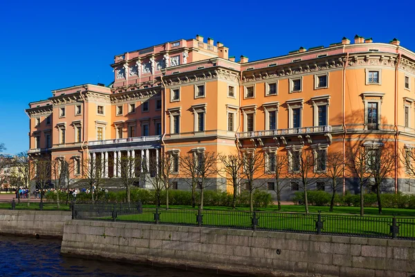 Uitzicht op het kasteel van Mikhailovski. Dijk van de rivier Moyka. Sint-Petersburg. Rusland. — Stockfoto