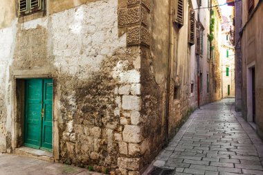 Dar eski sokak ve avlu Sibenik şehir, Hırvatistan, ortaçağ bölgedeki