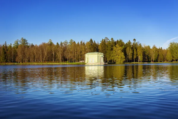 Mayıs akşam saatlerinde Venüs'ün köşk beyaz gölde. Gatchina Palace Park, Rusya Federasyonu