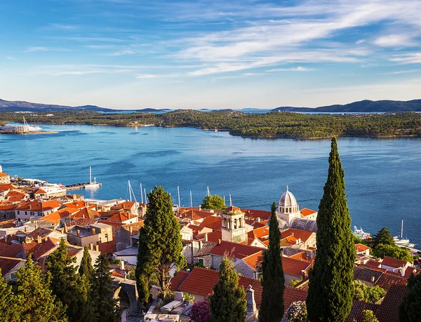 Akdeniz Sibenik şehir ve deniz Panoraması. Hırvatistan — Stok fotoğraf