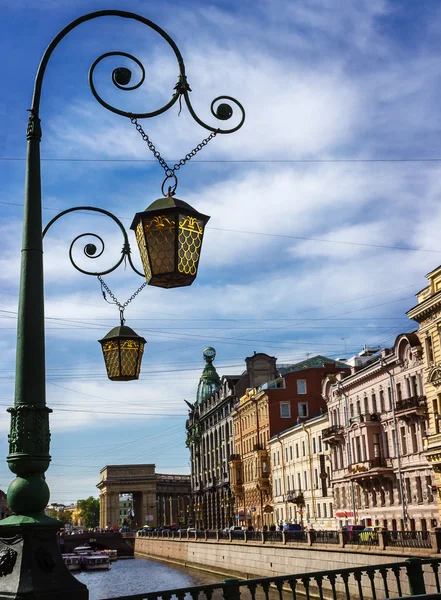 Декоративный фонарь в исторической части Санкт-Петербурга. Россия — стоковое фото