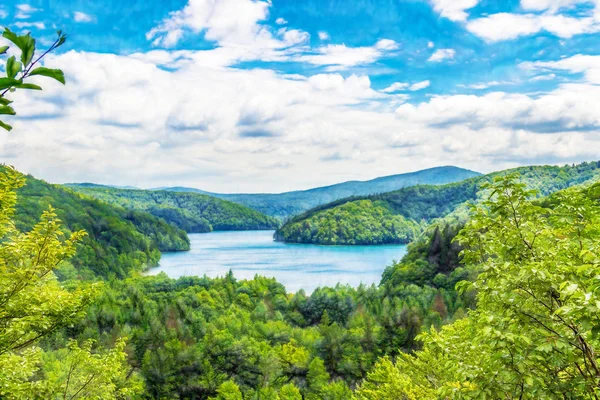 Nefes kesen manzarası Plitvice Gölleri Milli Parkı'nda (Hırvatistan).
