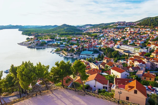 Panoráma a mediterrán város Sibenik a St. Michaels várból. Horvátország — Stock Fotó