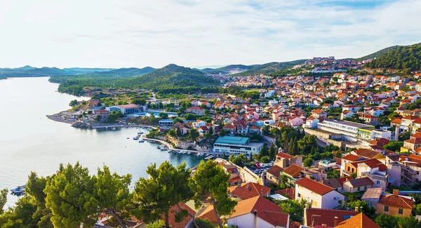 Panorama de la ciudad mediterránea de Sibenik desde la Fortaleza de San Miguel. Croacia — Foto de Stock